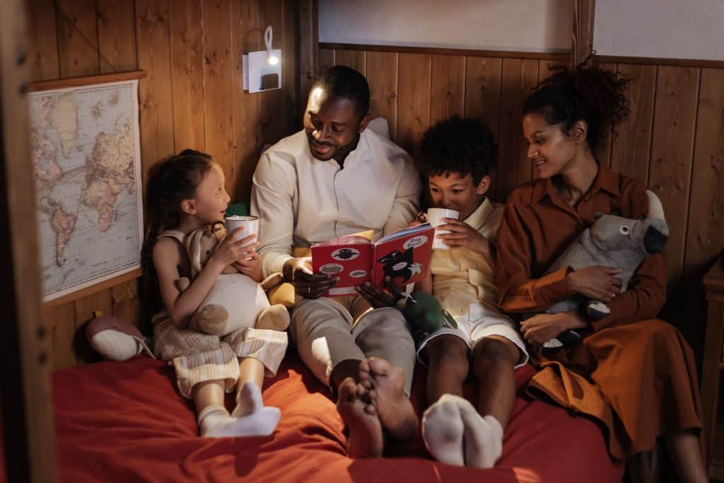 parents reading to kids